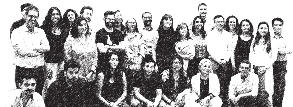 Fotografía en blanco y negro de un grupo de unas treinta personas adultas, de pie y agachadas, posando juntas.
