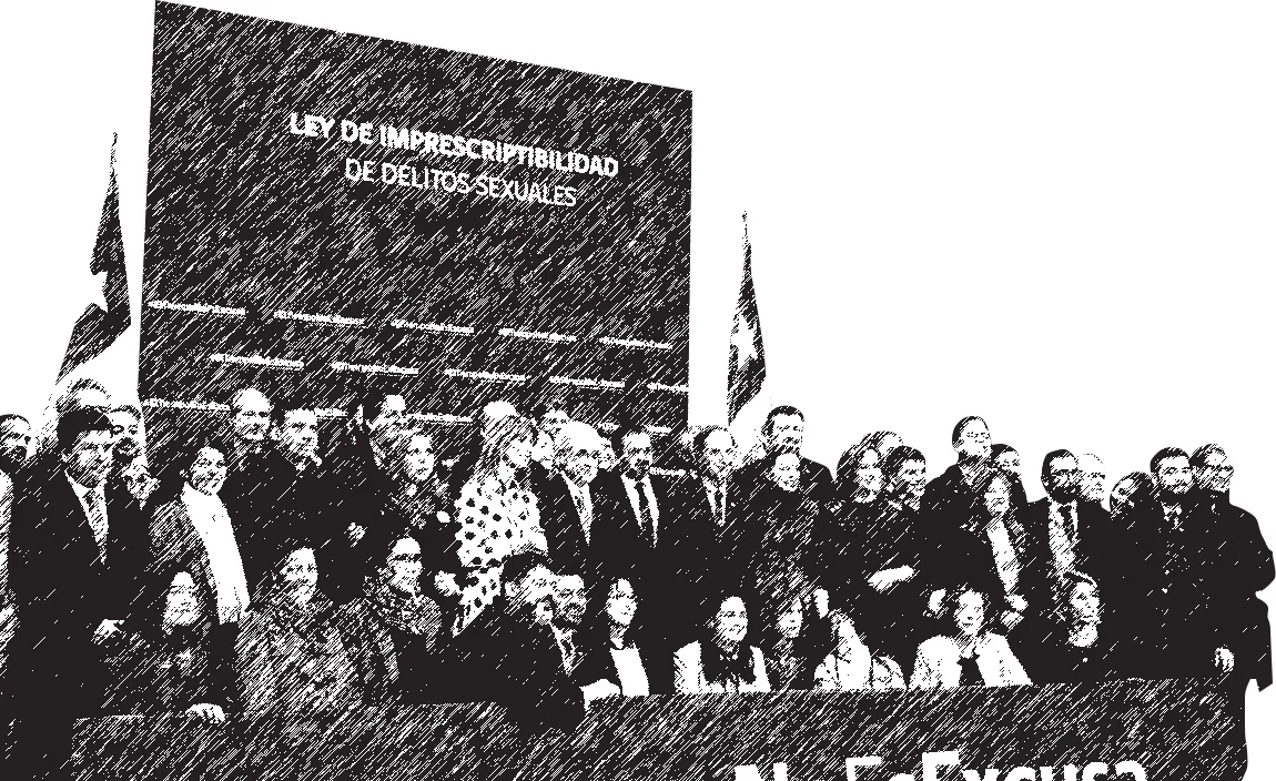 Grupo numeroso de personas adultas reunidas frente a una pantalla con el texto «Ley de imprescriptibilidad de delitos sexuales», con banderas de Chile a los lados.