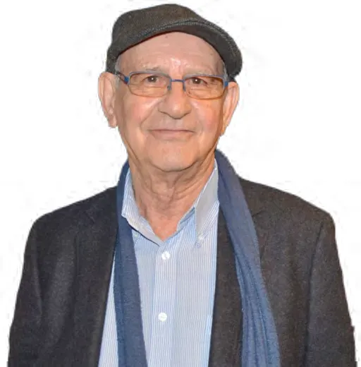 Retrato de Manuel Calvelo Ríos, con gorra, lentes y bufanda azul.