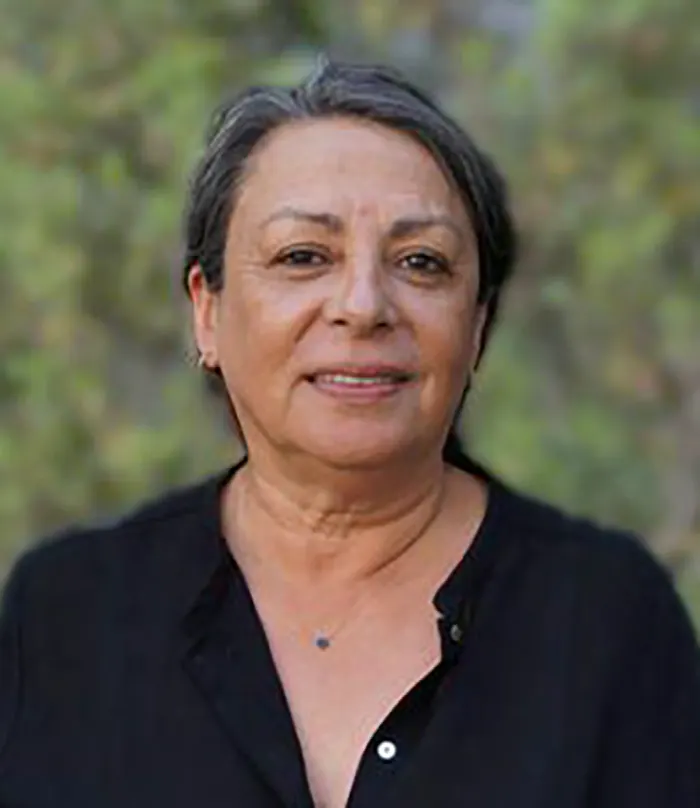 Retrato de Consuelo Contreras, consejera del Instituto Nacional de Derechos Humanos, sonriente, con camisa oscura.